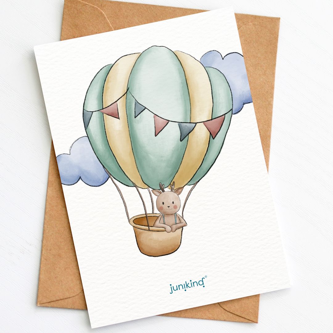 junikind Karte zur Geburt: Reh Kalle fliegt in einem Heißluftballon durch die Wolken