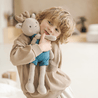 Junge kuschelt mit gestricktem Stofftier Reh Kalle von junikind