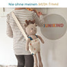 Kind trägt junikind Stofftier-Reh in einer junikind Kuscheltier-Tasche