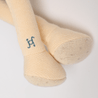 junikind schadstoffgeprüftes Kuscheltier mit Logo auf dem Bein