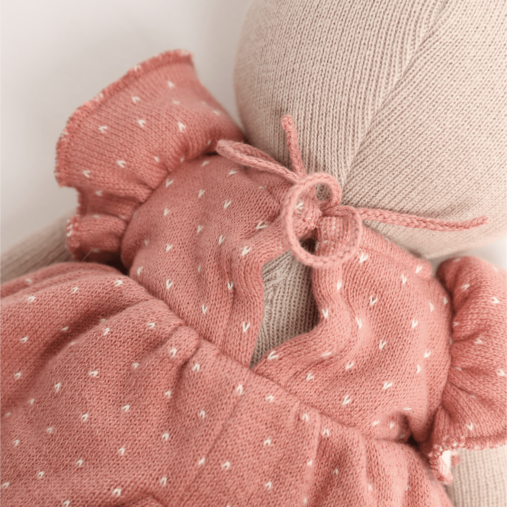 junikind Kuscheltier Reh Tilla mit rosa Kleid und Schleife