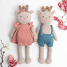 junikind nachhaltige Kuscheltiere Rehe Tilla und Kalle mit rosa Kleid und blauer Hose halten Händchen
